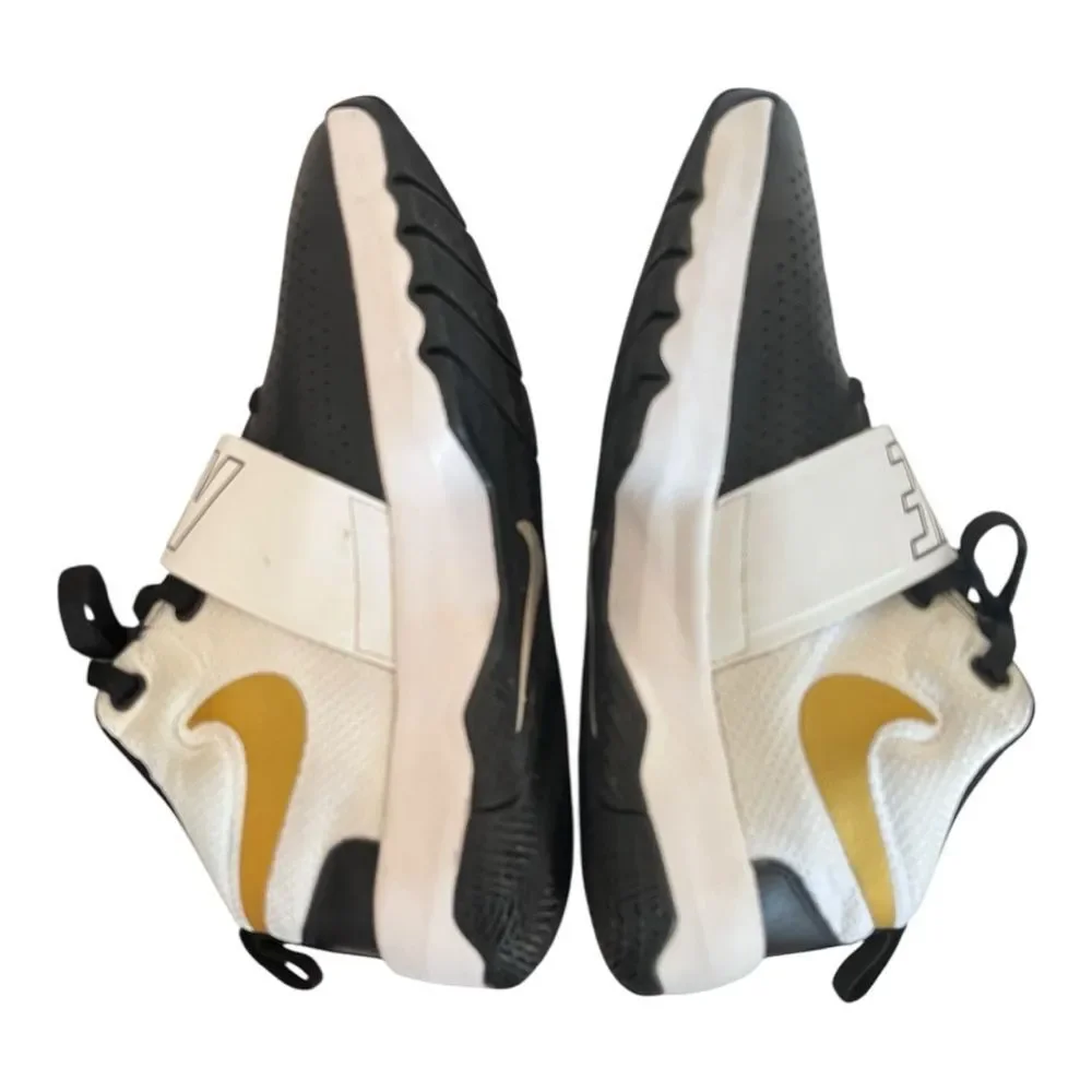Nike | Team Hustle D8 Basketball Shoes Sneakers White 881941-009 Boys Youth 6.5‎